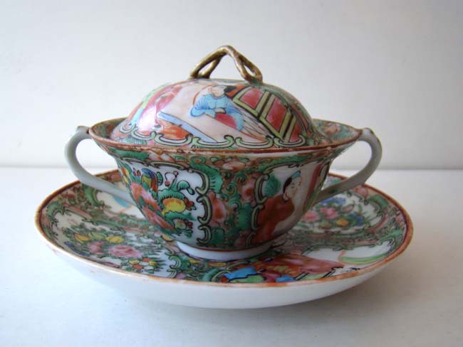 A set of five late 19th century Chinese export porcelain 'pot de creme' in the Rose Medallion pattern — image 2